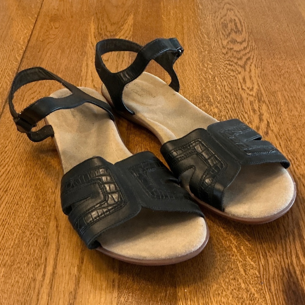 Woman’s Clarks black flat sandal. Size 9.5. Leather. Gently worn!  Cute!